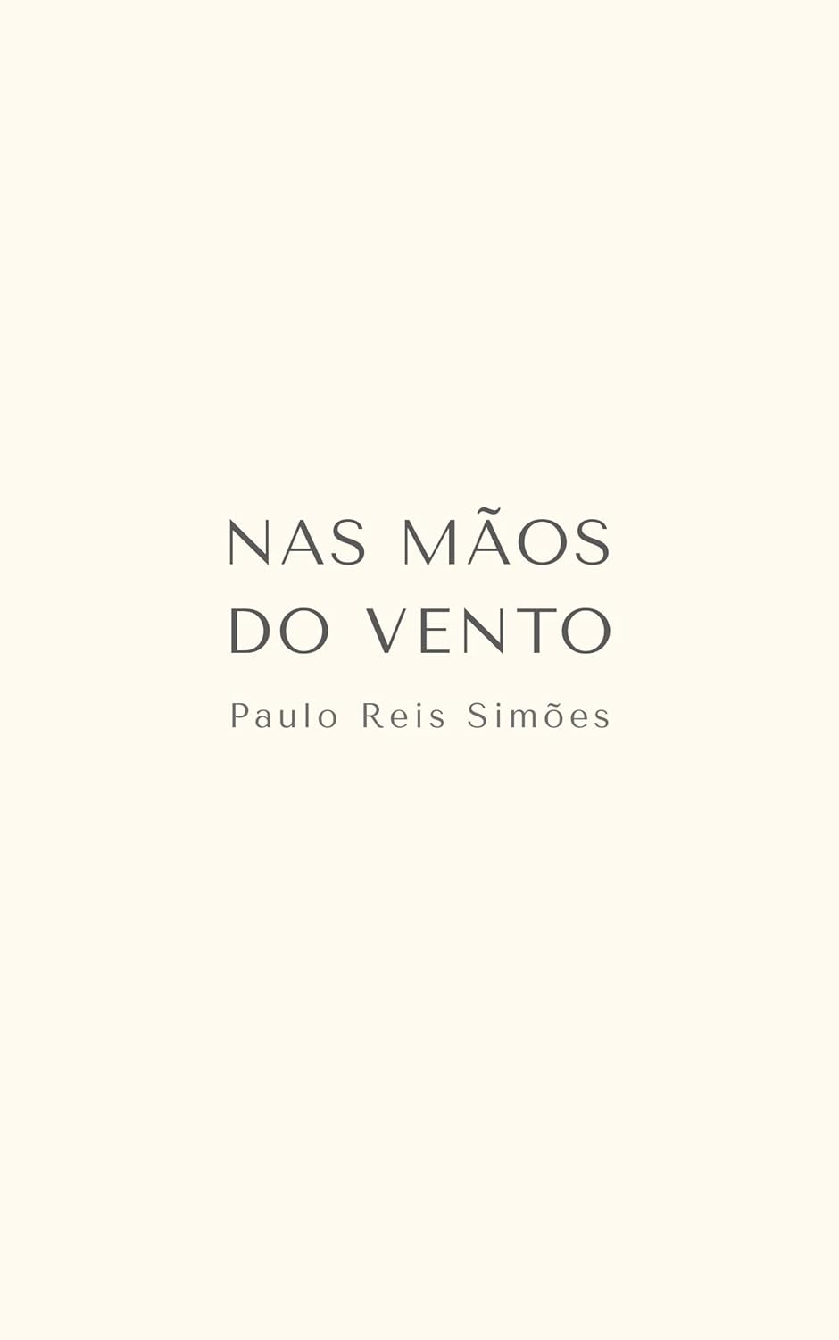 A imagem exibe texto sobre um fundo simples de cor creme claro. O texto diz:

"NAS MÃOS DO VENTO
Paulo Reis Simões"

O texto está centrado na imagem, com o título "NAS MÃOS DO VENTO" em fonte maior acima do nome do autor, "Paulo Reis Simões", em fonte menor.