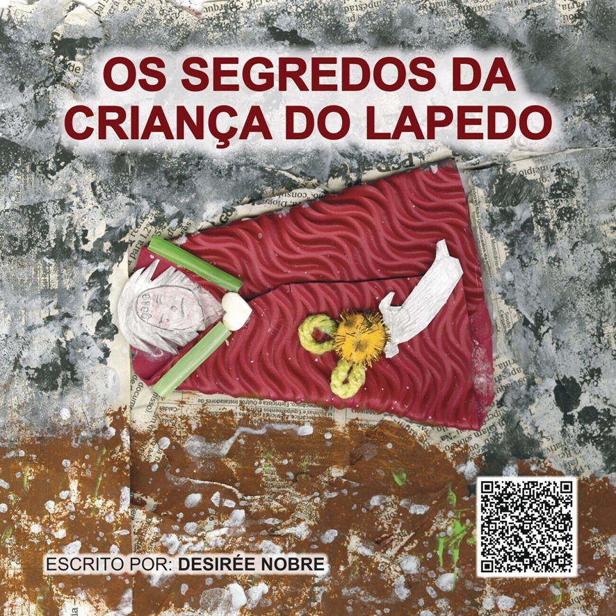 Imagem da capa do livro – Os segredos da criança do lapedo.
Descrição da CAPA: A capa do livro foi feita de uma colagem por cima de um jornal e tem um fundo dividido entre castanho e cinzento.
A parte castanha representa o chão, com algumas vegetações verdinhas por cima.
A criança do lapedo está no centro da capa, envolvida por um tecido vermelho, com texturas onduladas.
O rosto da criança foi desenhado à lápis. Ela tem os cabelos espetados, a cabeça decorada com dentes de veado e um colar de concha.
Colado no tecido vermelho, em redor do pescoço, dois pedacinhos de palhinhas verdes cortadas e um coração branco no meio.
Sobre as pernas da criança, um coelhinho repousa colado em cima do tecido vermelho. O coelhinho tem as orelhas amarelas formadas por cordel e a sua cabeça é um pompom amarelinho. O corpinho dele é desenhado à lápis.
Acima da criança, o título do livro em vermelho: Os segredos da Criança do Lapedo.
O livro foi escrito por Desirée Nobre e o código QR está na parte de baixo, no cantinho do lado direito.
Desenho criado por Arthur Zavanela Ramos, 8 anos.