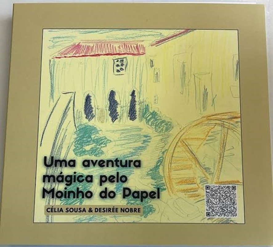 Imagem da capa do livro – Uma aventura mágica pelo Moinho do Papel.
Descrição da capa: Dentro de uma moldura quadrada, amarelo escuro, o desenho foi pintado a lápis de cor com traços simples. Toda a imagem aparece num tom amarelado.
Num dia de céu azul, sobre as águas do Rio Lis, está o Moinho do Papel. É uma grande casa antiga, de dois pisos, com telhado em bico vermelho. Tem uma pequena janela quadrada no segundo andar e três grandes arcos pintados com rabiscos negros, por onde passam as águas do rio. Nas margens, uma vegetação verdinha.
À direita, um segundo prédio antigo, também ele de dois pisos e com seis janelas cinzentas de diferentes tamanhos. Este prédio está pintado com traços irregulares amarelo fraco.
À frente, dentro das águas azuis do Rio Lis, uma nora pintada de amarelo forte. A nora é uma grande roda com três linhas retas (os raios) que se unem num pequeno círculo no meio (o eixo).
Encostado à esquerda, o título do livro está dividido em três linhas, à negro: Uma aventura mágica pelo Moinho do Papel. Logo abaixo, os nomes das autoras, Célia Sousa e Desirée Nobre, estão destacados sob um fundo da mesma cor da moldura.
O código QR está no cantinho do lado direito.
Desenho criado por Pedro Augusto Lopes Pereira.